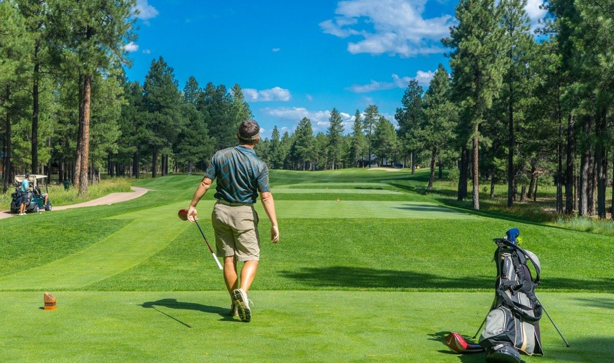 Quels sont les services proposés par une agence de voyage spécialisée golf ?